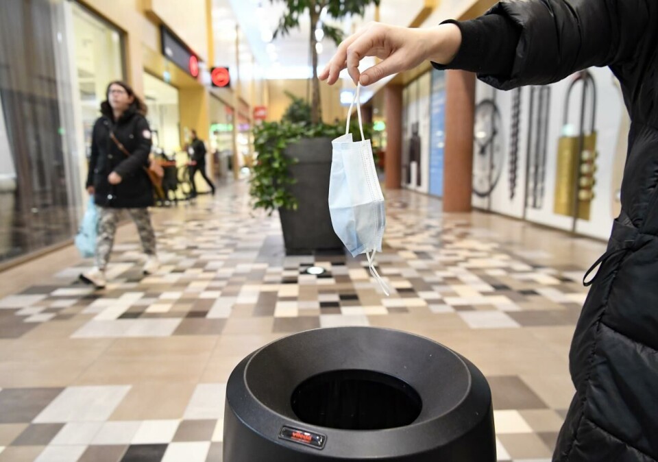 Restriktionerna har lättat, men coronaviruset finns kvar.