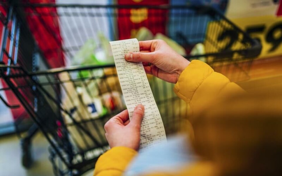 Woman checking the bill when paying at a supermarketFoto: LordHenriVoton