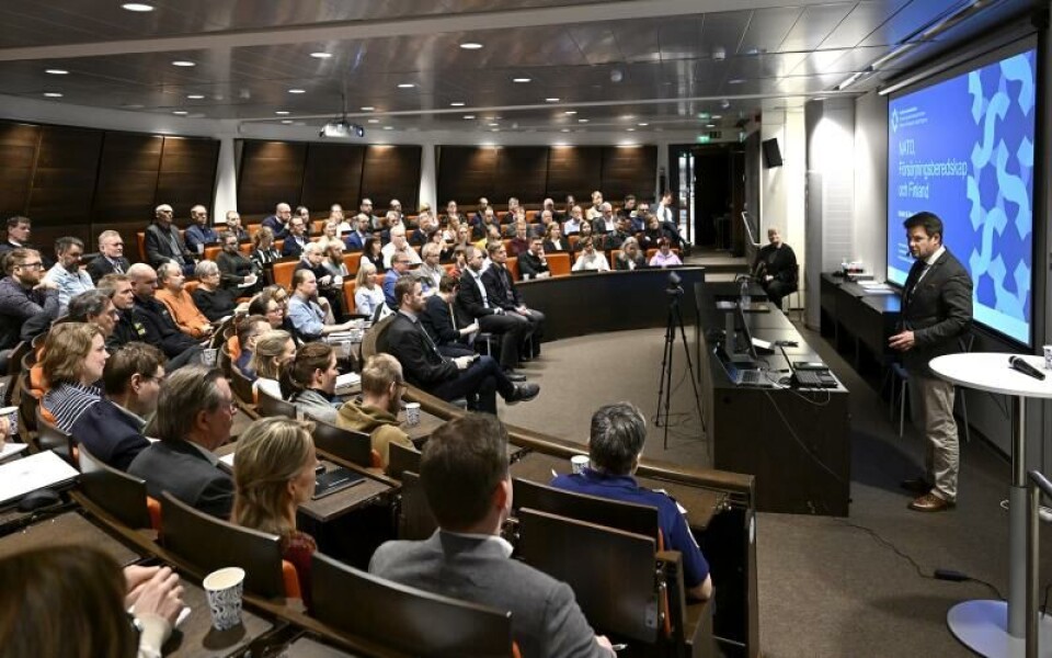Extra stolar fick tas in lagtingets auditorium inför måndagens föreläsning.Foto: Robert Jansson