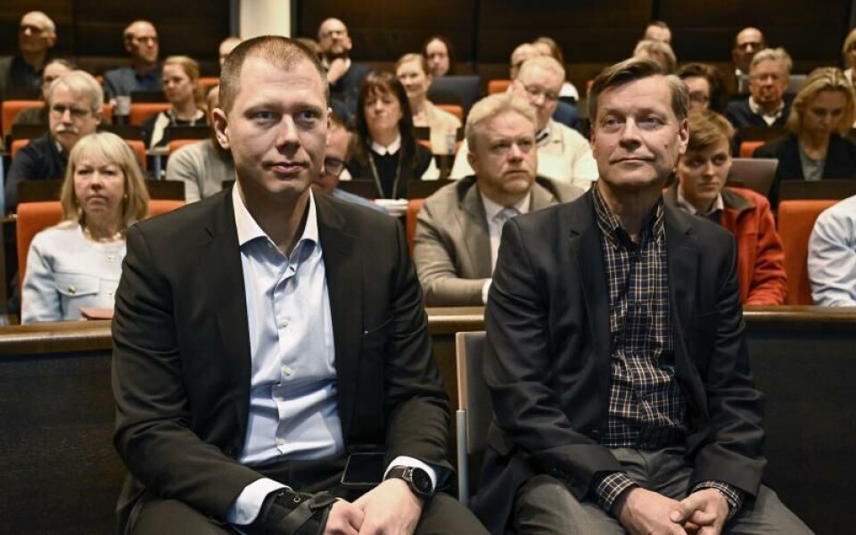 Beredskapschef Tuomo Mäenpää och beredskapssamordnare Erik Honkanummi har Åland på sitt bord.Foto: Robert Jansson