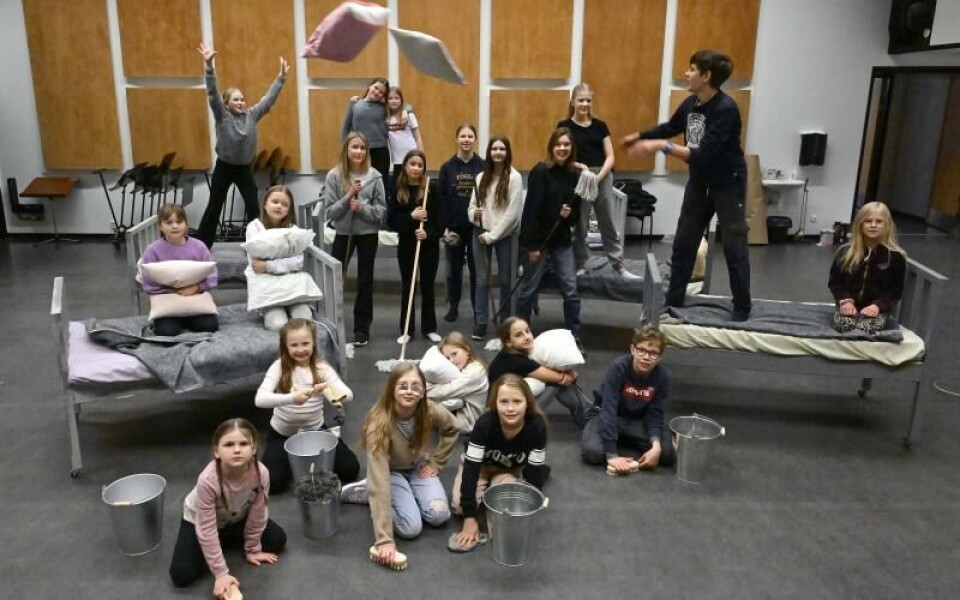 På golvet: Signe Donning, Line Dunder, Linnéa von Hertzen, Maja Hammar, Rut Brunnsberg, Siri Hildén och Stig Wilén. I vänster säng: Ellen Blomsterlund och Lisa Flodin. I höger säng: Viking Karlberg, Signe Hallberg. Längst bak: Wilma Blomsterlund, Siri Donning, Signe Karlsson, Thea Blomberg, Greta Ekholm, Mirjam Boström, Lowa Donning, Vilja Eriksson. Wilma Blomsterlund. Saknas på bilden: Astri Björk och Ninni Hampf. Foto: Robert Jansson