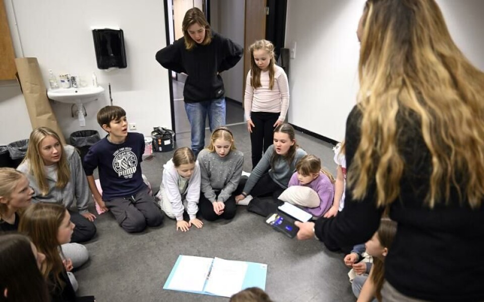 Musikalen Annie innehåller flera kända sånger som har blivit populära och ikoniska genom åren, som ”Tomorrow” och ”It's a hard knock life”. I Teater Alandicas uppsättning sjungs låtarna i svensk översättning.Foto: Robert Jansson