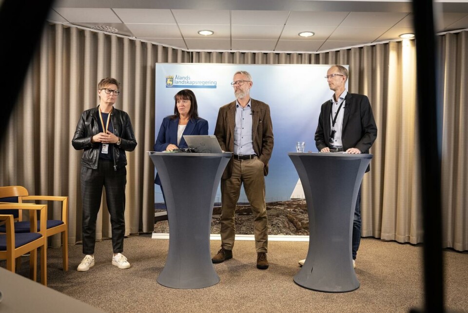 Undervisningsminister Annika Hambrudd, social- och hälsovårdsminister Annette Holmberg-Jansson, landskapsläkare Knut Lönnroth och projektledare Maarten Sengers presenterade de åländska siffrorna i undersökningen ”Hälsa i skolan” som görs av THL.