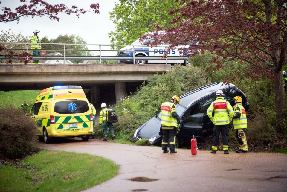Bilen kanade ner i rökerirondellen.