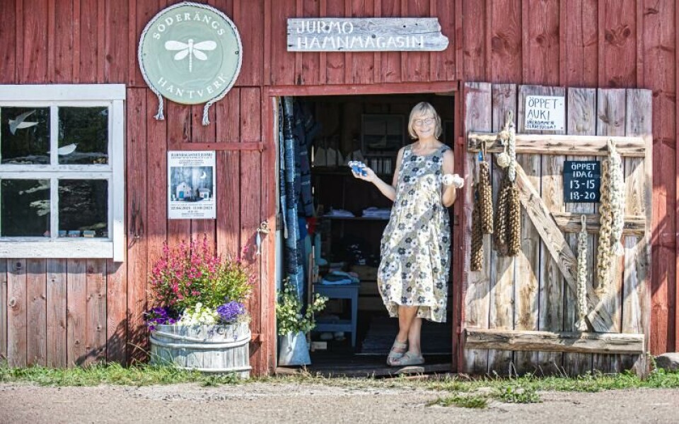 Ylva Gestranius har drivit Jurmo hamnmagasin i 13 år. Foto: Amir Karbalaei