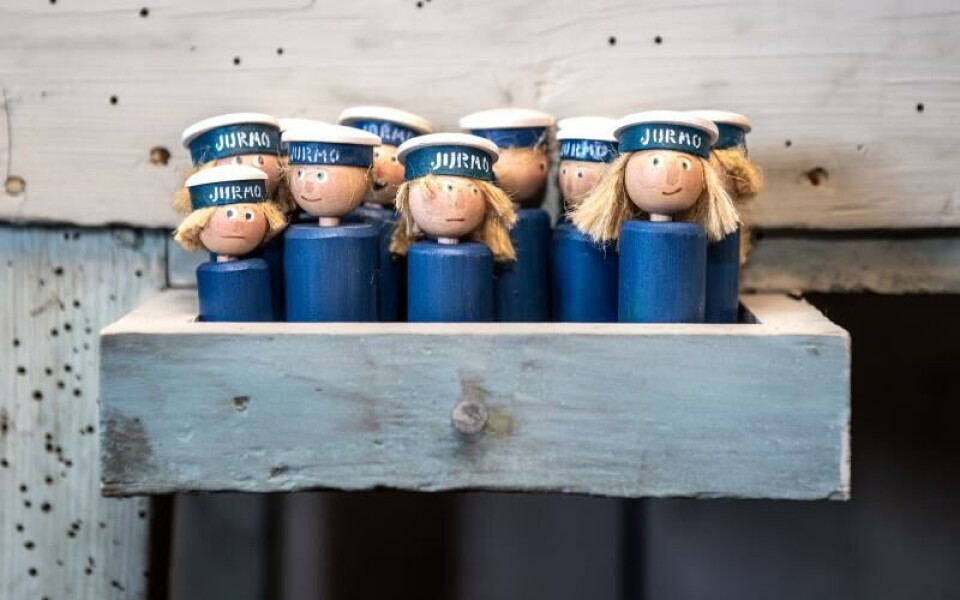 Ylva Gestranius tillverkar bland annat små sjömansfigurer av trä. Foto: Amir Karbalaei