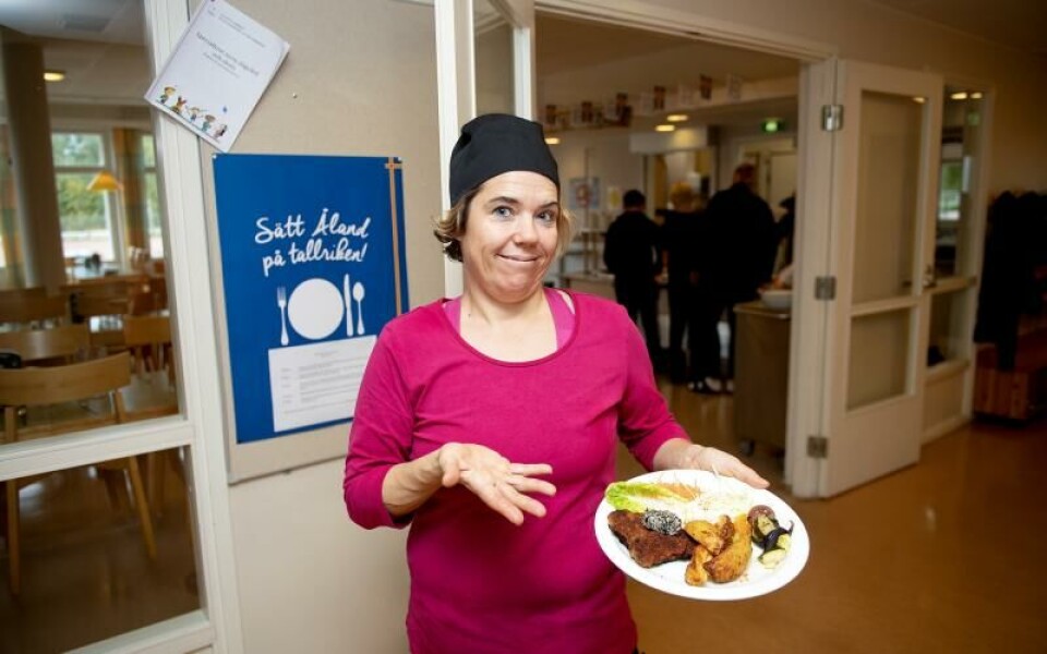 Ulrika Karlsson är kock i Eckerö skola och hon ser till att eleverna får äta så mycket åländskt som möjligt.Foto: Hülya Tokur-Ehres