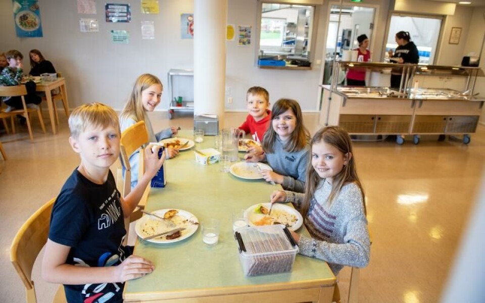 Eleverna i Eckerö skola får beröm av kocken för att de vågar testa nya smaker. Till vänster Oliver Löfström och Hanna Christensen och till höger Wilma Sjölund (längst fram), Rakel Karlsson och Ludvig Eriksson.Foto: Hülya Tokur-Ehres