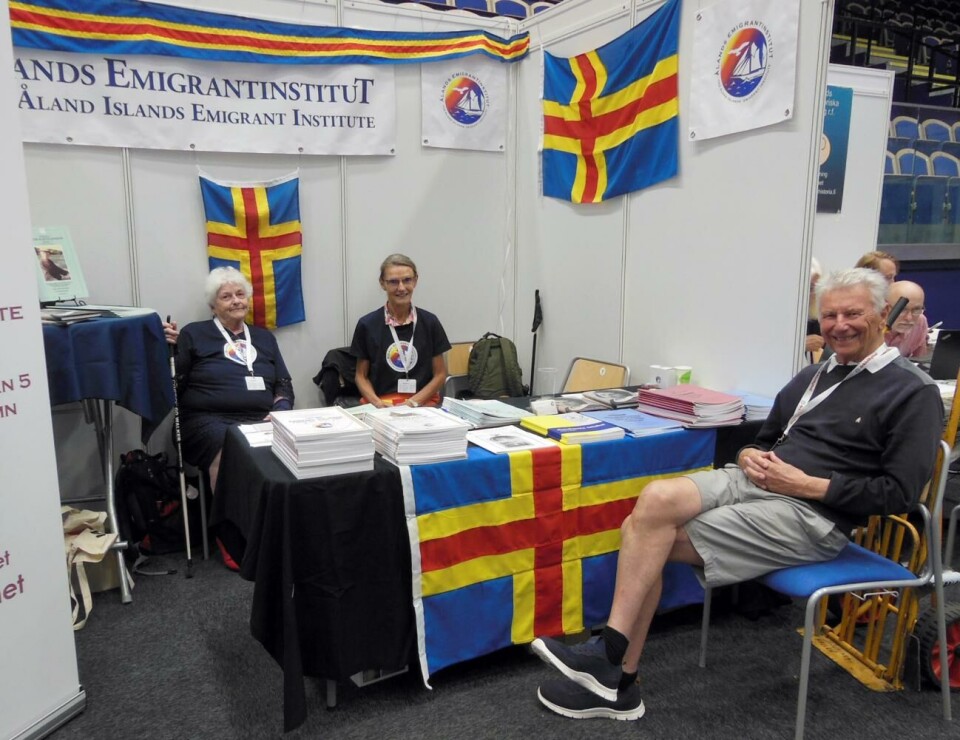 Släktforskardagarna i Malmö Ålands Emigrantinstituts monter på Släktforskardagarna i Malmö den 24-25 augusti, här bemannad av medlem och forskare Maria Jarlsdotter Enckell (t.v.), medlem och släkting Nadine Enckell- Schattauer och hennes man Rudi Schattauer, vilka kommit resande från Karlshamn. Eva Meyer@Normal_indrag: