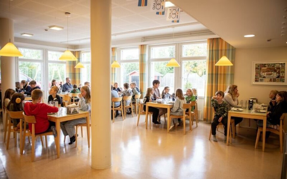Klockan är 11.30 och elever och personal hugger in på maten.Foto: Hülya Tokur-Ehres