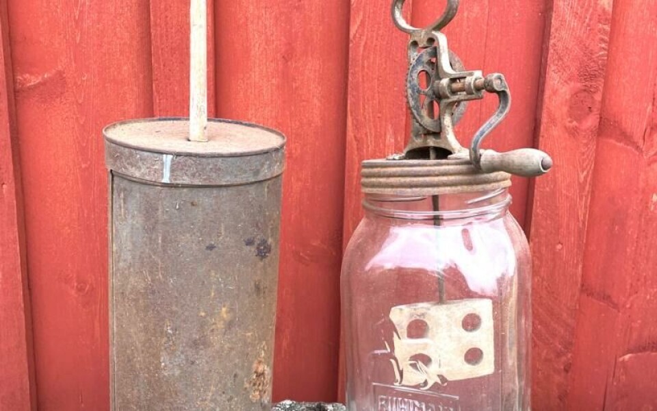 Små smörkärnor. Till vänster en kärna som tillverkats av en kexburk i plåt. Till höger en kärna där en glasburk försetts med en vev som driver runt ett hålförsett blad med hjälp av kuggväxel.Foto: