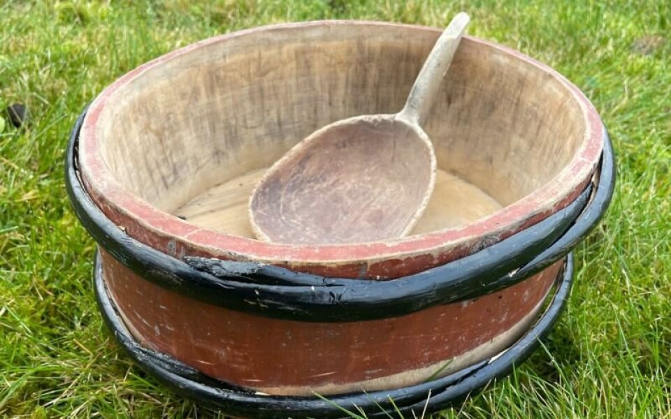 Träfat med slev som använts då det hemkärnade smöret skulle tvättas. Rainer Kronstam berättar att detta benämndes att ”bruka smöret”. Observera att det inte är fråga om ett kärl tillverkat i laggteknik. Det är utskuret ur ett stycke men har försetts med förstärkande band. Foto: