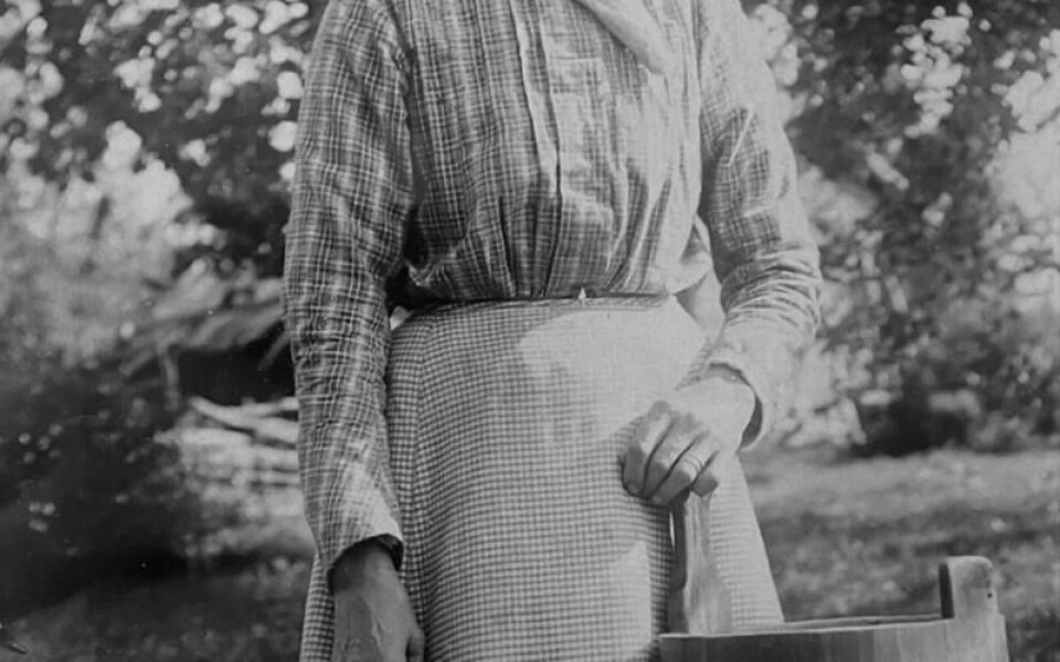 Amalia Charlotta Stålborg, värdinna på Norrgårds i Tärnebolstad, fotograferad med smörkärna i slutet av 1870-talet. Reinhold Hausen. Foto: