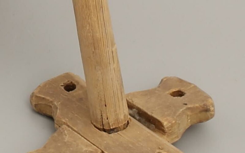 Smörkärnans kärnstav är nedtill försedd med en platta eller ett kors som har genomborrade hål genom vilka grädden flödar då man rör staven upp och ner. Foto: