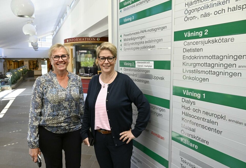 Pia Hollsten-Friman och Jeanette Pajunen märker att många i personalen är positiva till sjukvårdsupplysningen.