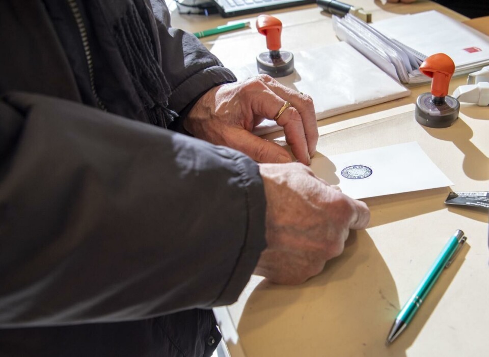 För att få rösta i det åländska lagtingsvalet krävs hembygdsrätt, för kommunalvalet gäller andra regler. 230323 , 23032023 , 20230323 , valbilder , röstning ,posten i Mariehamn , Förhandsröstning