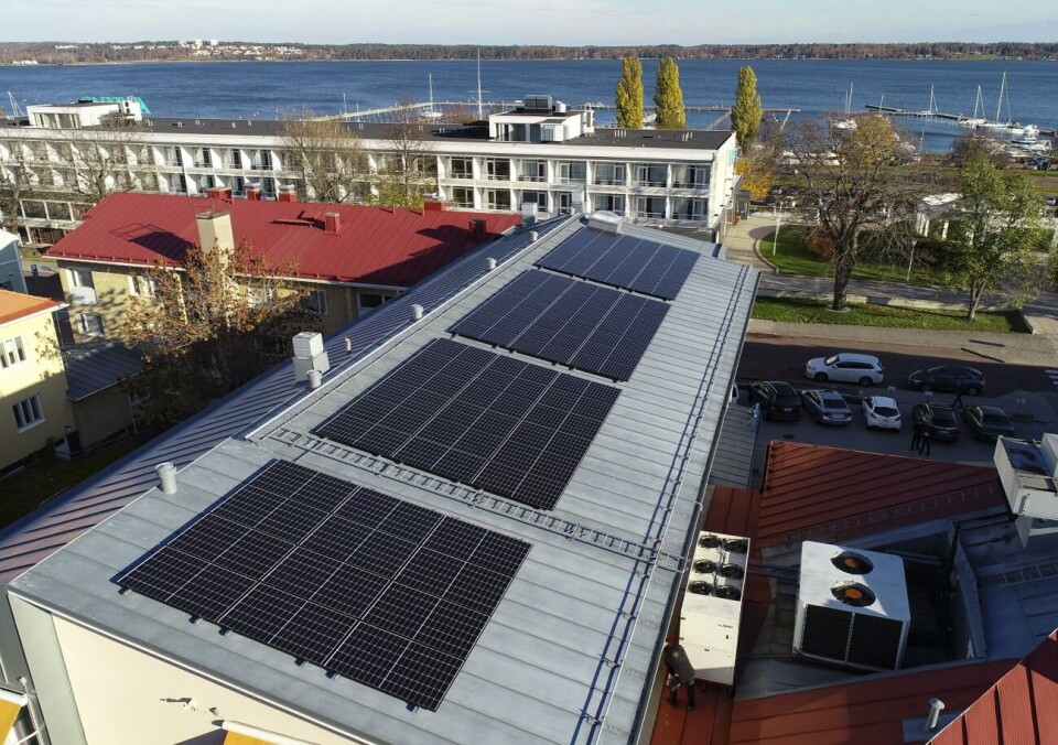 Minst fyra bränder på Åland kan kopplas till solceller enligt Lennart Johansson, räddningschef för Räddningsområde Ålands landskommuner. Nu efterlyser solcellsbranschen hårdare kontroller av installationerna. (Solcellerna på bilden har inget med bränderna att göra). Minst fyra bränder på Åland kan kopplas till solceller enligt Lennart Johansson, räddningschef för Räddningsområde Ålands landskommuner. Nu efterlyser solcellsbranschen hårdare kontroller av installationerna. (Solcellerna på bilden har inget med bränderna att göra).