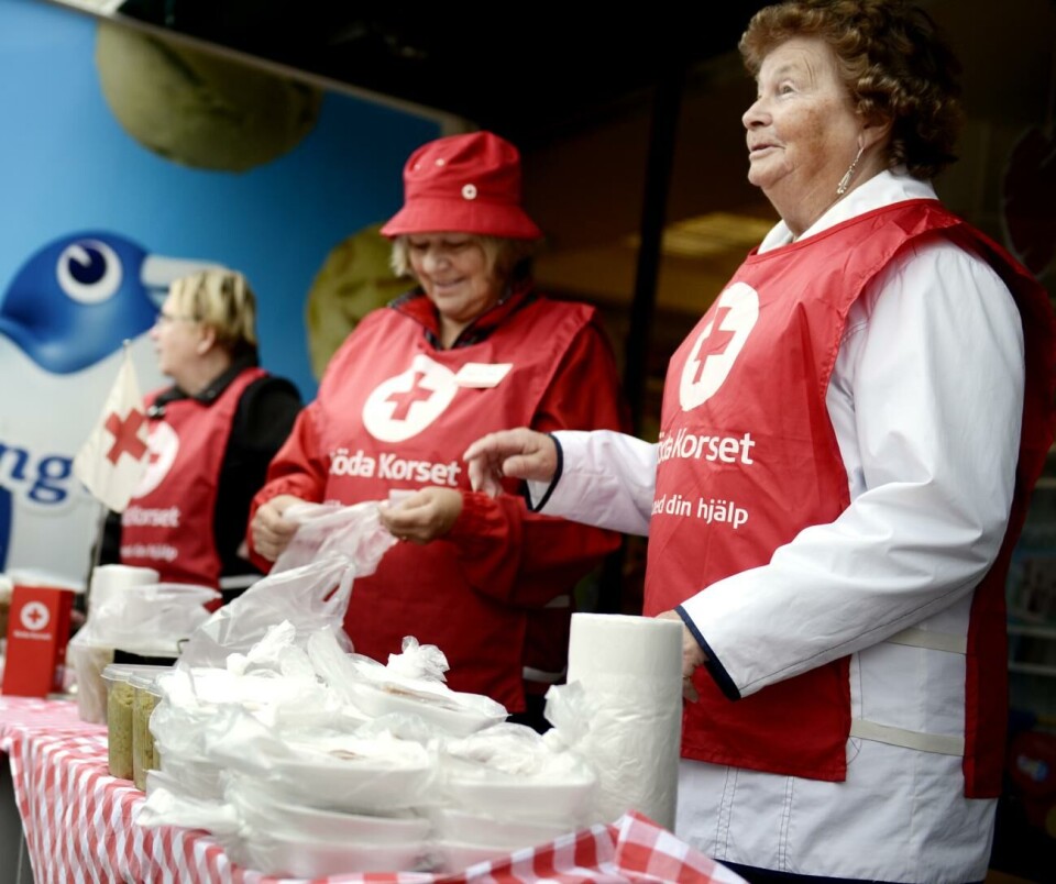 Soppa till förmån för katastroffonden Damerna i Mariehamns rödakors damkommitté fick en bra start på hungerdagsförsäljningen. Från Vänster Anna-Lisa Sandell, Sigbritt Stara och Anja Andersson.@Foto:Staffan Lund.