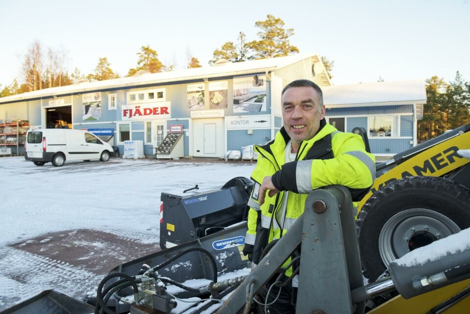Fastighetsägaren Johan Fjäder fick nog efter två bränder och monterade ned solpanelerna från Würth-huset i Dalkarby. Johan Fjäder med personal vill gärna att de insamlade pengarna hittar en ny åländsk mottagare.@Foto:Jacob Saurén