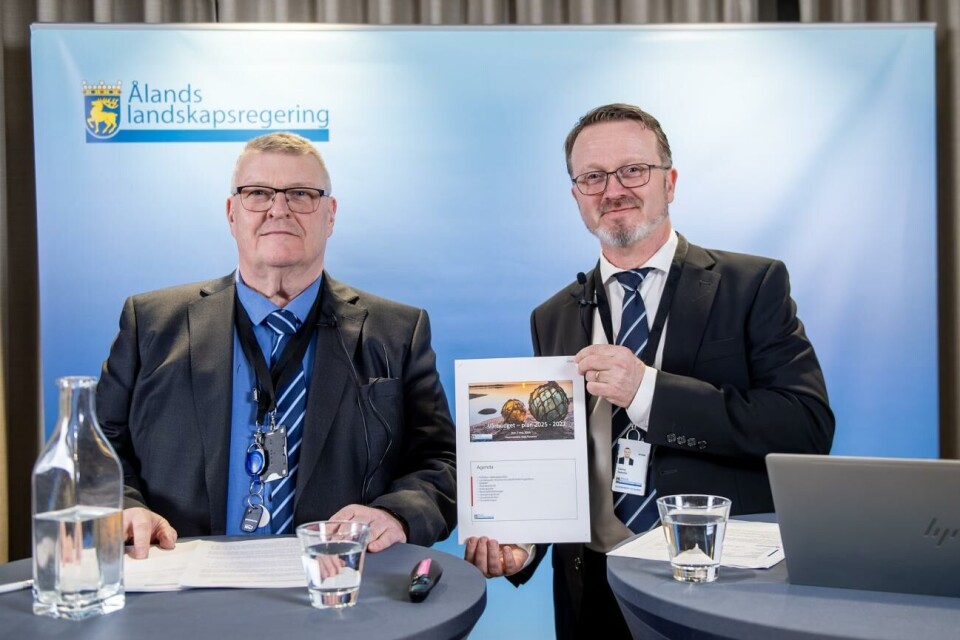 Finansminister Mats Perämaa (Lib) och finanschef Conny Nyholm presenterade förslaget till kostnadstak.