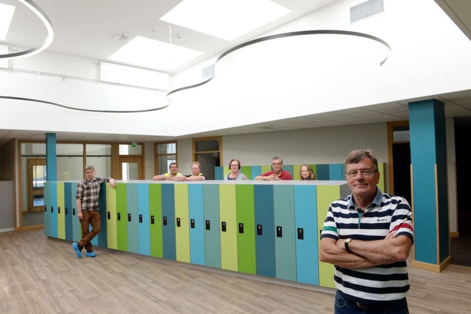 Henrik Boström anser att nämndens beslut ger en kompromiss med eleverna som vill återinföra mobilanvändning i skolorna. Övernäs skola, *** Local Caption *** @Normal:Micko Koskinen, Göran Seffer, Ralf Djupsund, Eva Ekström-Andersen, Krister Norrgrann, Annette Rumander och Henrik Boström tycker de nya ljusgårdarna blev riktigt bra.Foto: Daniel Eriksson