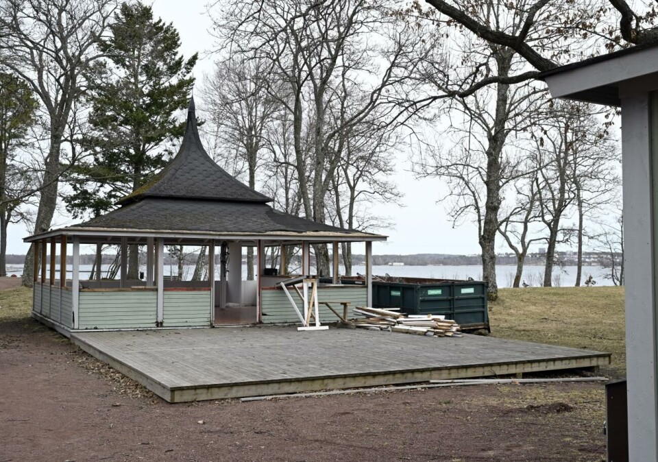 Om stadsmiljönämnden klubbar förslaget om att godkänna donationsavtalet kommer paviljongen inte att flyttas till en ny plats