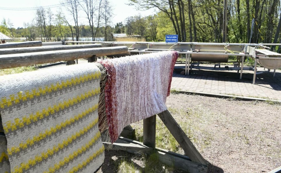 Mattvättarna i Lervik och Nabben har stängts av miljöskäl. Men stadsfullmäktige vill att det ska finnas en mattvätt i Mariehamn och har därför godkänt ett anslag på 60.000 euro för det. Mattvätten i Lervik är inte ansluten till det kommunala avloppsnätet, men vattnet som rinner ut i Lervik är renat.