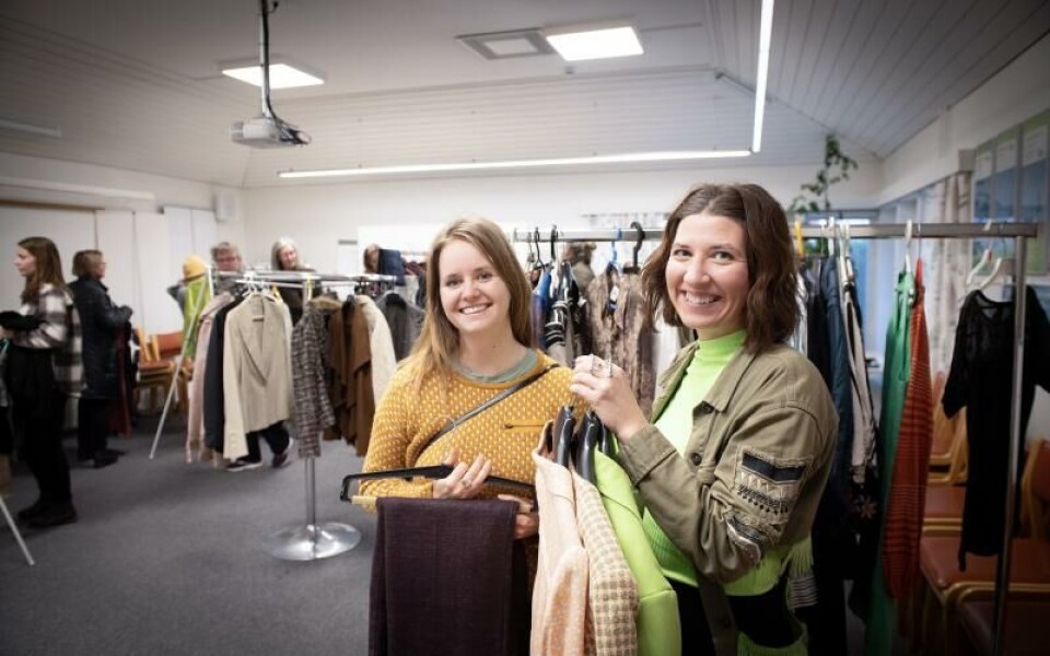 Marie Lundgren och Sofie Lindqvist gillar konceptet.”Det känns som man fyndar, fast det är gratis”, säger Marie Lundgren.Foto: Hülya Tokur-Ehres