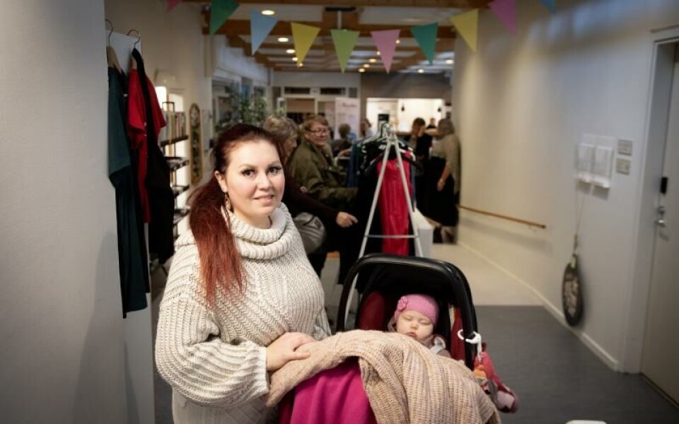 Paulina Lindblad passar på att prova kläder medan sex månader gamla dottern Lovelia Nordas tar en tupplur.Foto: Hülya Tokur-Ehres