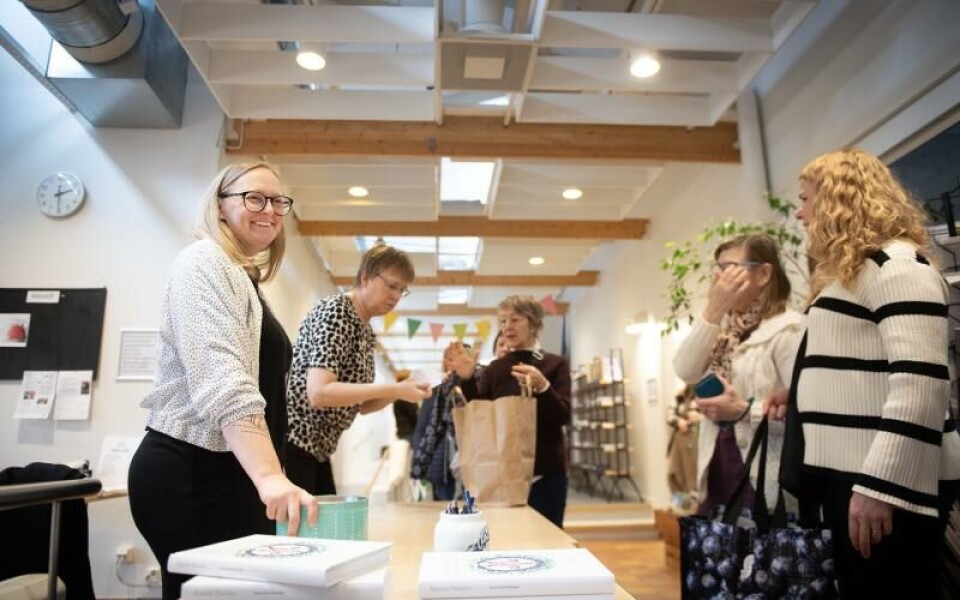 Angelica Björklund-Finnerman hjälper kunderna. Hon tycker det är roligt att Marthornas klädbytardag är i gång igen efter ett par års uppehåll.Foto: Hülya Tokur-Ehres