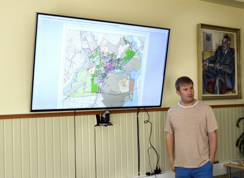 Tekniska chefen i Finström, Aron Lundström, förevisade det område som är föremål för en ny delgeneralplan.