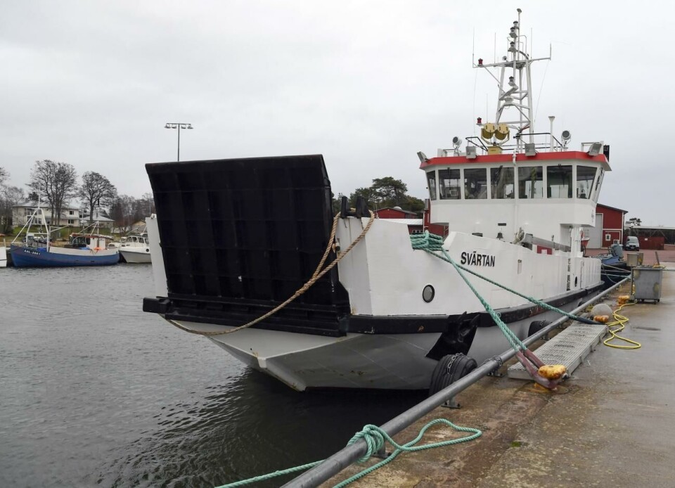 Svärtan reparerad - åter i trafik Svärtan är byggd på Föglö år 1992. Hon är 6,5 meter bred och 25 meter lång.