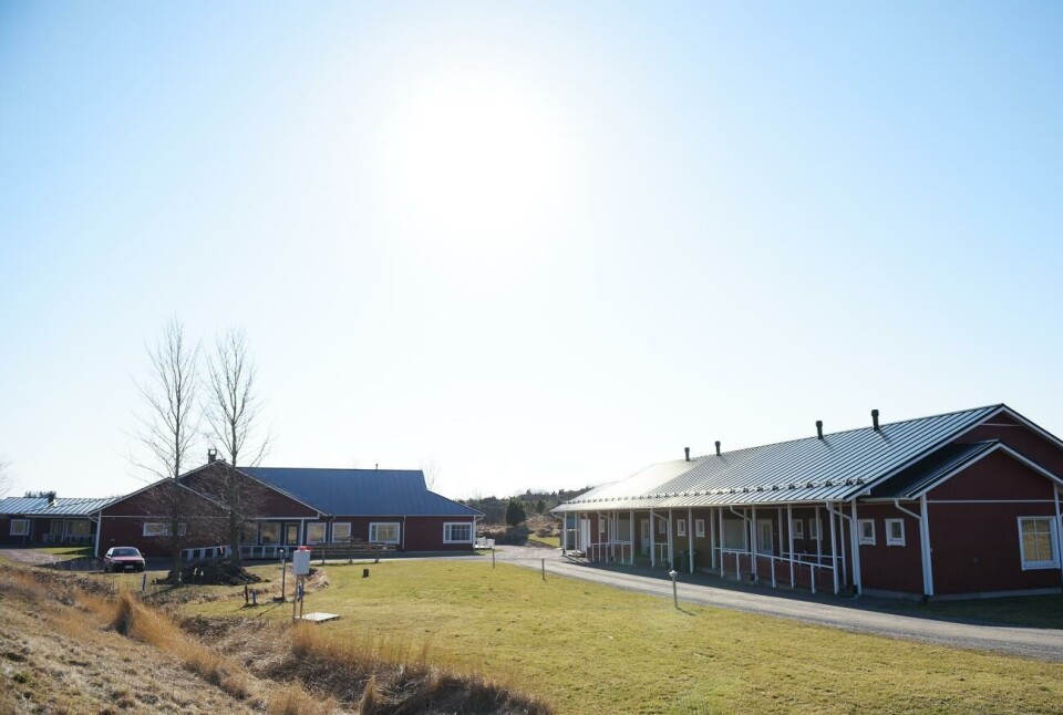 ”Om projektet hade kunnat förverkligas hade vi vid det här laget haft en miljövänlig uppvärmning både i skolfastigheten, i kommunens äldreboende och i daghemmet, säger fullmäktiges ordförande Harry Holmström. På bilden syns äldreboendet Sommarängen. sommarängen, kökar, äldreboende, trädgård, *** Local Caption *** @Bildtext:Här mellan Sommarängen och Sommarlängan kommer den nya trädgården att ligga.@Foto:Foto: Joakim Holmström