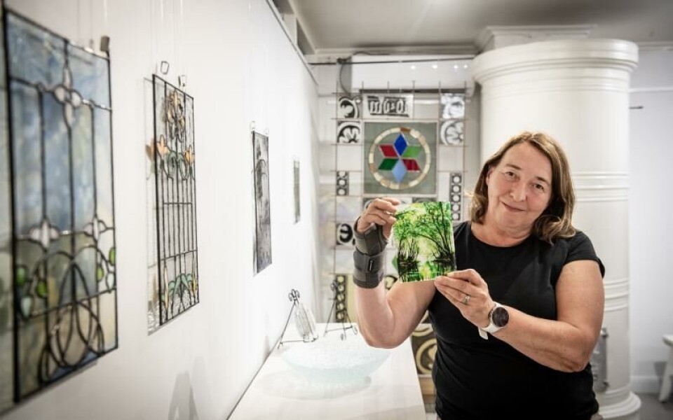Ritva Saloranta visar upp sin glaskonst i Galleriet.bild: Hülya Tokur-EhresFoto: Hulya Tokur Ehres