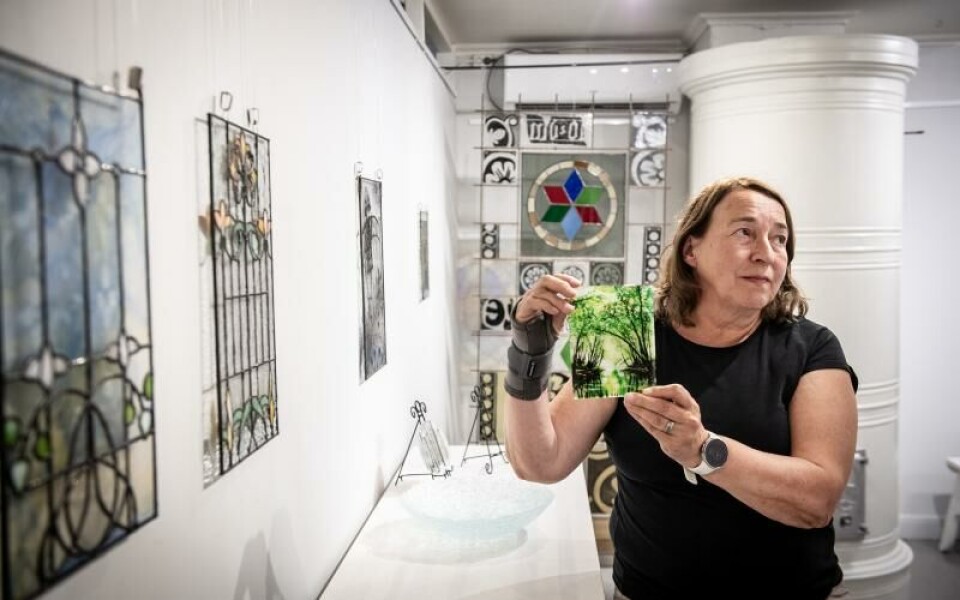 Ritva Saloranta visar sin glaskonst på Galleriet.<@Fotograf>bild: Hülya Tokur-EhresFoto: Hulya Tokur Ehres