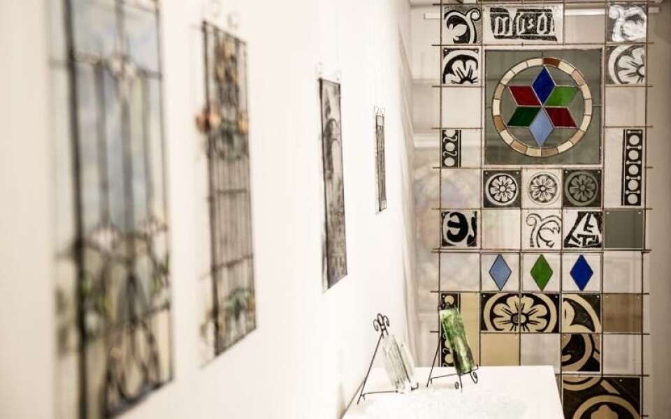 Verket längst bak är inspirerat av de äldsta glasfragment som hittats i Finland.<@Fotograf>bild: Hülya Tokur-EhresFoto: Hulya Tokur Ehres