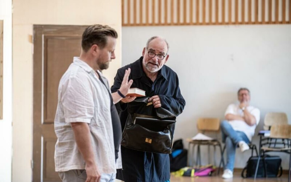 Karsten Steiner spelar prästen Stig. Här välkomnar han Daniel Daréus till byn, men möts av avståndstagande. Foto: Amir Karbalaei