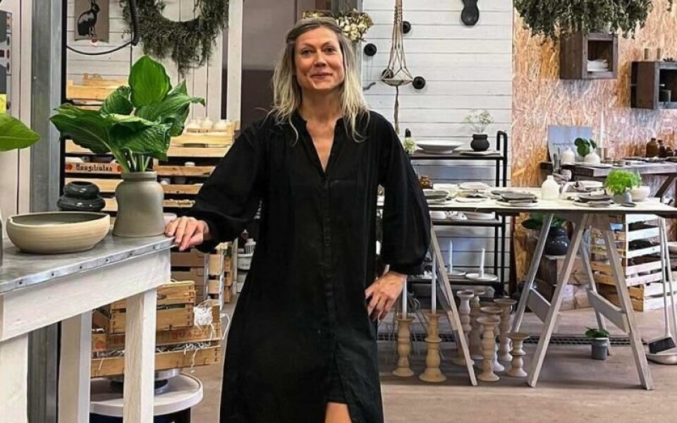 Mia Englund drejar, kavlar och bygger i lera i sin ateljé i Smakbyn, Sund. Under årets konstrunda ger hon besökarna möjlighet att tillverka så kallade ”kramvaser". <@Fotograf>Privat Foto:
