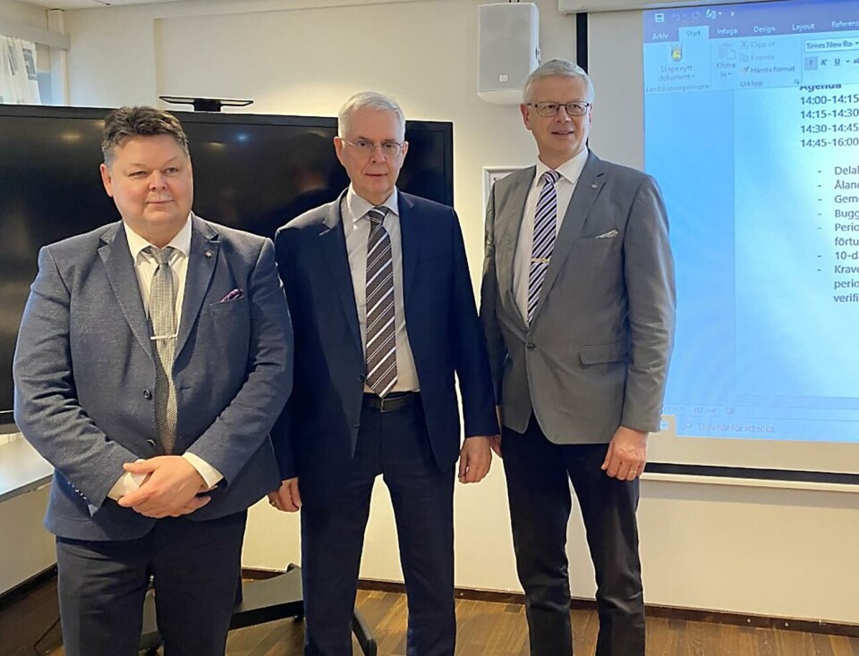 Finansminister Roger Höglund (C) och vicelantrådet Harry Jansson (C) mötte bland andra Tullens generaldirektör, Hannu Mäkinen för att diskutera skattegränsproblematiken.