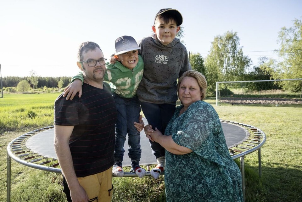 Magnus, Ludvig, Charlie och Jenny Söderström trivs bra i Hammarland och skulle helst inte flytta. Men situationen kanske kräver det, eftersom andra möjligheter finns i andra kommuner.