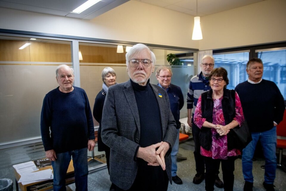 Ulf Grüssner inför rätta för skjutvapenbrott Ulf Grüssner ingår i Ukrainagruppen som varje kväll protesterar utanför det ryska konsulatet. Flera andra personer i gruppen ger honom sitt stöd under tingsrättens behandling av målet. Från vänster Kurre Åkerholm, Ann-Sofie Mattsson-Wallén, Stig Forsman, Bengt Enqvist, Gunilla Lindroos-Friman och Mosse Wallén.