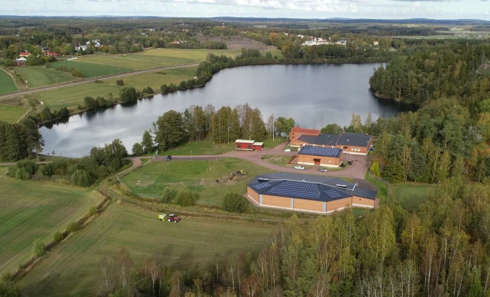 Någon upptäckte att det luktade illa på raksträckan förbi Dalkarby träsk. Det visade sig att avloppsvatten läckt från en ledning.