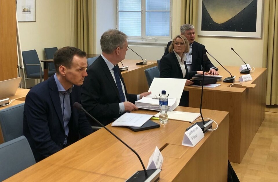 Ekonomichef Johan Sundblom med advokat Daniel Widman samt advokat Charlotta Sandell och vd Henrik Lundberg inför starten av gårdagens rättegång.
