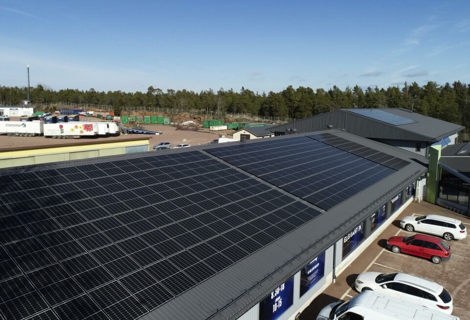 Stödet för installation av solceller står i centrum också i finans- och näringsutskottets betänkande över landskapsregeringens tredje tilläggsbudget. 230321 , 23032021 , 20210323 , Kalmers i Norrböle harinstallerat 288 solpaneler , Solpanelerna är installeradeav det åländska företaget Solel Åland , el , sol , Solceller , solpaneler, solenergi , solel , miljövänlig el , alternativ energi , flygfoto , flygbild