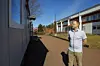 Rektor Kristian Granberg menar att en utbyggnad av skolan vore önskvärt i stället för att placera moduler på skolområdet. Här invid modulerna som redan stått några år utanför skolan. Robert Jansson