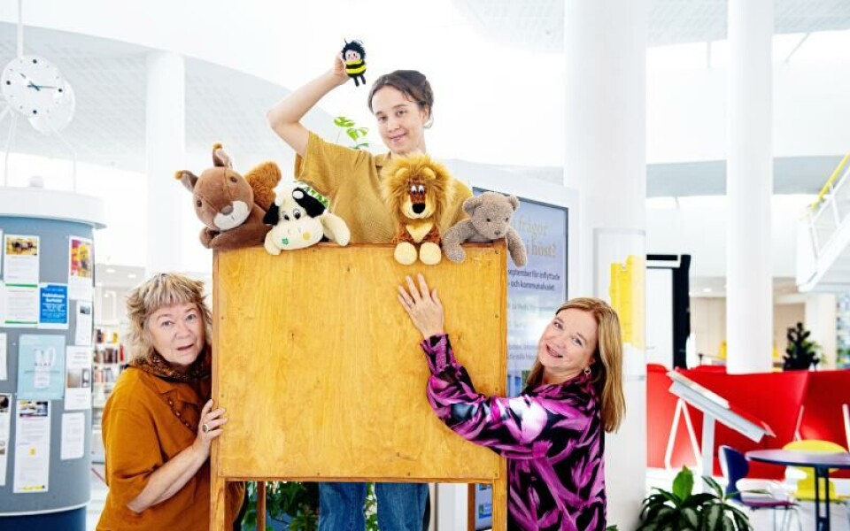 Kramdjursvalet är i gång på biblioteket. Fredrika Sundberg, Matilda Nordberg och Lise-Lott Ehrnstén håller i trådarna.Foto: Hülya Tokur-Ehre