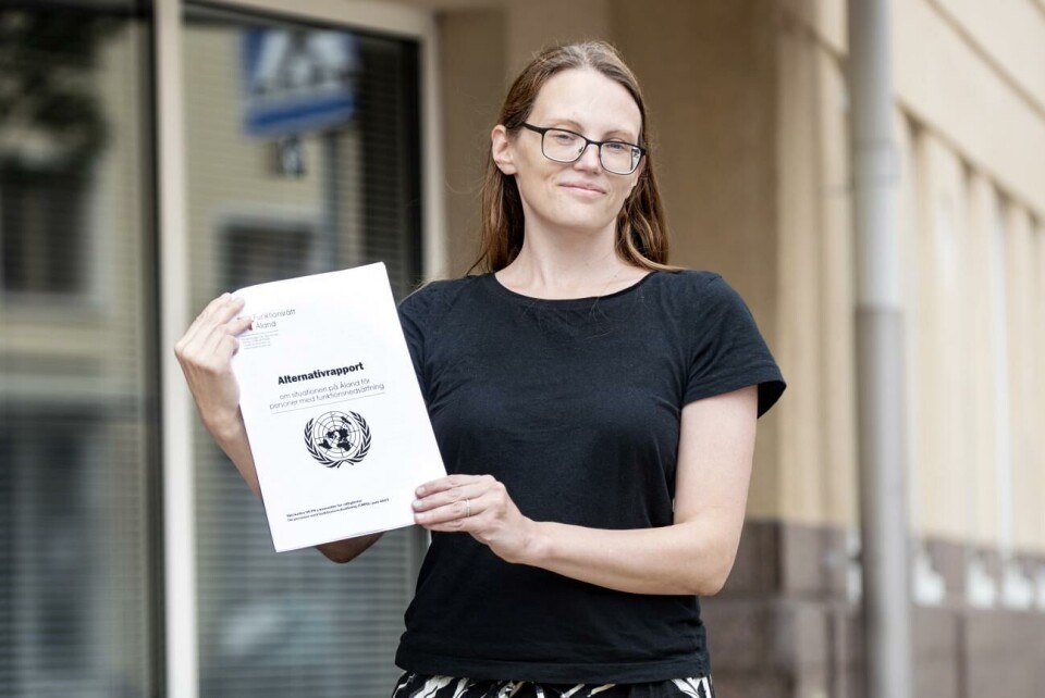 Rättighetsutbildare Erika Elfsberg är en av tre som tagit fram en alternativrapport till FN om personer med funktionsnedsättnings situation på Åland.