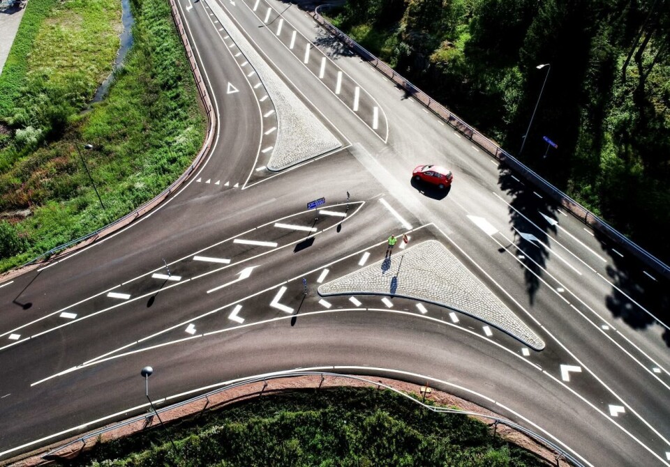 Vänstersvängar bakom ökad olycksstatistik i Godbykorsningen Vägmästare Robert Karlsson står på den nybyggda refug som har satts upp i Godbykorsningen, och fungerar som ett skydd i trafiken.