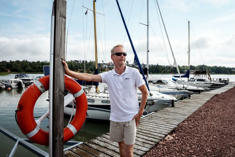 Tom Pettersson skulle inte kunna tänka sig att leva någonstans där han inte har närheten till havet. Rofylldhet på havet ger dessutom en positiv effekt på hans kropp. Strax nedanför familjens hus på Solberget i Jomala ligger båten förtöjd. Tom Pettersson