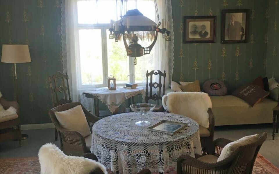 En oljelampa i jugendstil med pärlfrans fotograferad i ett skärgårdshem. Observera den blankpolerade mässingsstommen och pärlfransen kring kupan. Kjell EkströmFoto: